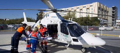 Un helic&oacute;ptero Agusta-Westland medicalizado frente a un hospital en M&aacute;laga. 