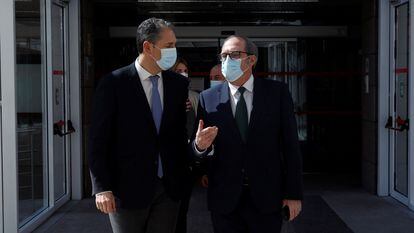 El diputado José Cepeda y el portavoz del PSOE en la Asamblea de Madrid, Ángel Gabilondo, tras presentar en el registro la moción de censura, el pasado miércoles. 