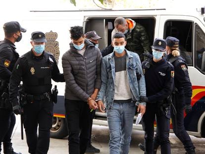 Dos de los marroquíes detenidos por el incidente del avión, el 8 de noviembre de 2021 en Palma.