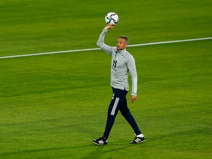 Luis Enrique, en el último entrenamiento en La Cartuja antes del España-Suecia.