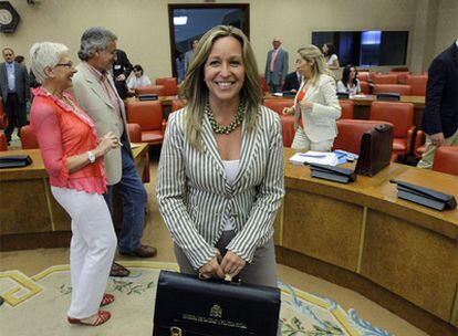 La ministra de Sanidad, Trinidad Jiménez, ayer en la Comisión de Sanidad del Congreso.