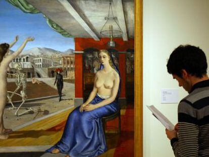 Un hombre observa la obra &#039;L&acute;appel&#039;, del pintor Paul Delvaux, en el Museo de Bellas Artes.