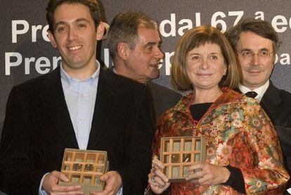 Alicia Giménez Bartlett posa con su galardon junto a Cristian Segura, ganador del Josep Pla.