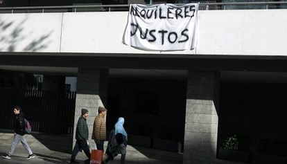 Una pancarta a favor de alquileres más asequibles en una finca de la Diagonal, en Barcelona.