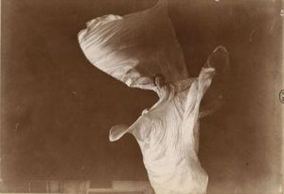 Fotografía de Isaiah West Taber de Loïe Fuller bailando. Paris, Musée d'Orsay