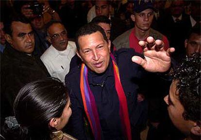 Chavez saluda a sus seguidores en el hotel Swiss de Quito, durante su visita de dos días a Ecuador.
