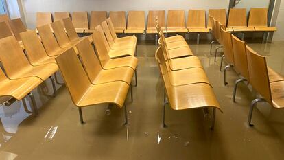Sala de espera de las urgencias de La Paz inundad por la rotura de una tubería.