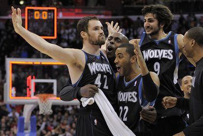 Ricky y otros jugadores de los Wolves se abrazan a Love tras el triple sobre la bocina que les ha dado la victoria sobre los Clippers.