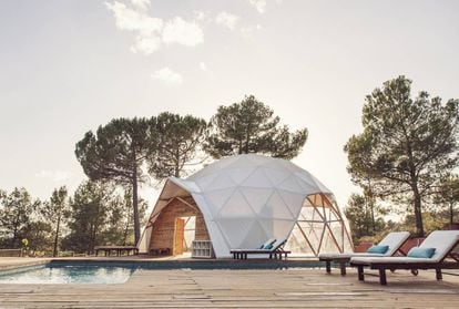 La piscina y el domo para yoga y meditación de MasQi The Energy House, en Banyeres de Mariola (Alicante).