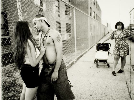 Anthony ligando con Giselle, Vivian esperando, Lorimer Street, Williamsburg, Brooklyn, 1996.