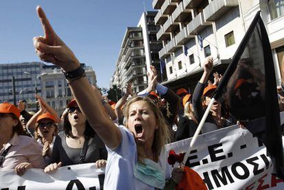Protestas en Atenas contra los planes de austeridad aprobados por el Gobierno.
