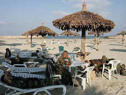 En las playas libanesas ya sólo quedan soldados, después del éxodo masivo de refugiados tras la inclemente ofensiva israelí.