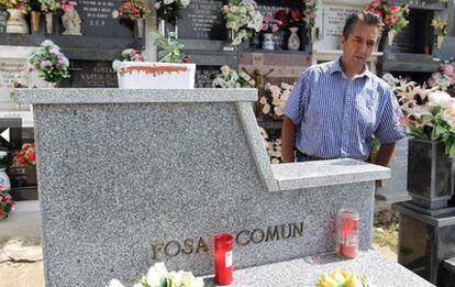 Yash Paul Gosain, bisnieto de una mujer asesinada durante la Guerra Civil, junto a la fosa común donde los testimonios aseguran que fueron enterrados los restos de las nueve personas que descansaban en el nicho cedido por el Ayuntamiento de Poyales del Hoyo en 2002.