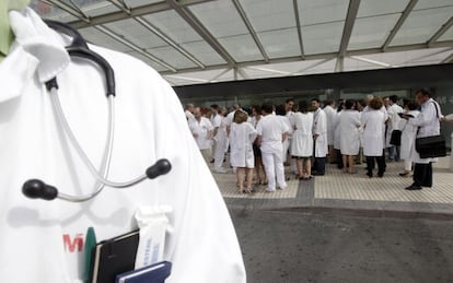 Protesta de médicos contra los recortes frente al hospital Puerta de Hierro.