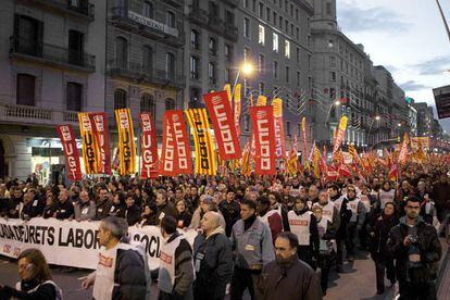 Manifestantes por el centro de Barcelona durante la manifestación convocada por los sindicatos CCOO y UGT, el 18 de diciembre de 2010.