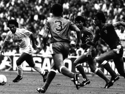 Hugo S&aacute;nchez conduce el bal&oacute;n ante varios jugadores del Sevilla, en 1987.