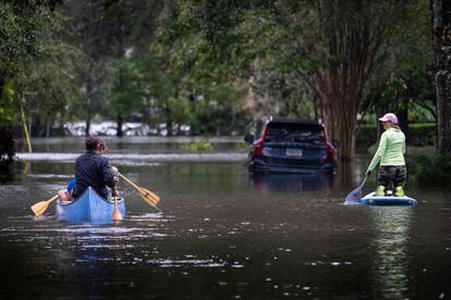 Calle inundada tras el paso del huracán Ian en Orlando el 29 de septiembre.