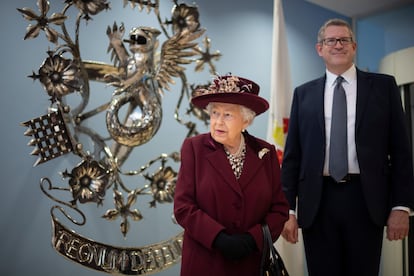 Isabel II, con Andrew Parker en febrero de 2020 durante su visita al MI5.