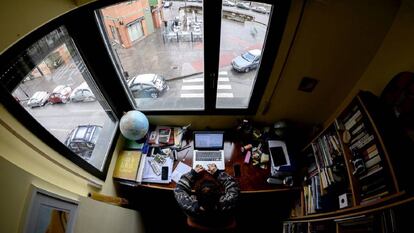 Una mujer teletrabaja en su casa de Burgos, el pasado martes.