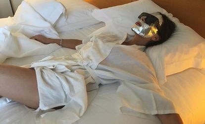 Victoria Beckham con la mascarilla de 20 euros en Cannes. 