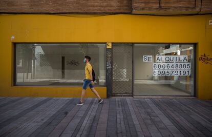 Local en alquiler en una calle peatonal de Sevilla, el pasado martes.