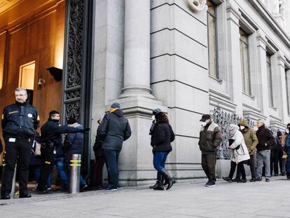 Colas en el Banco de España para comprar letras del Tesoro.