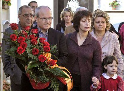 Montilla, con la hija y la nieta de Ernest Lluch, asesinado por ETA.