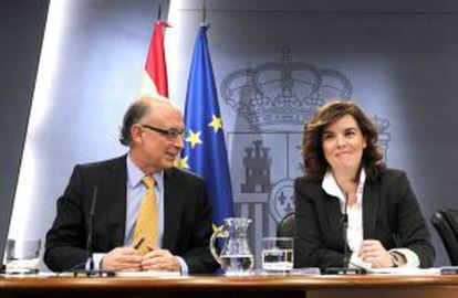 Cristobal Montoro y Soraya Sáenz de Santamaría, en la rueda de prensa tras el Consejo de Ministros.