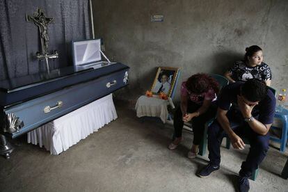 Familiares en el velatorio del joven Bryan Picado asesinado en Jinotega (Nicaragua).