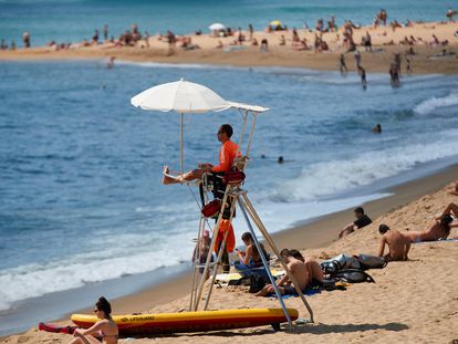 Un socorrista realiza su labor vigilancia en la playa de la Barceloneta el pasado viernes.