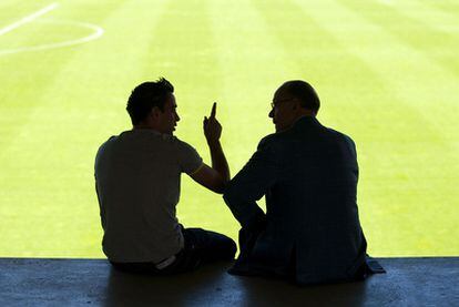 Luis Suárez y Xavi Hernández hablan de fútbol en la ciudad deportiva del Barcelona.