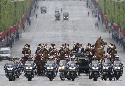 Emmanuel Macron se dirigió posteriormente a los Campos Elíseos y recorrió esta famosa avenida parisina en un vehículo militar descubierto hasta el Arco del Triunfo, donde colocó una ofrenda floral en la Tumba del Soldado Desconocido.