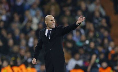 Zidane, con gesto serio, da indicaciones a sus jugadores durante el partido contra el Borussia.