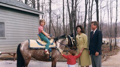 El presidente de EE UU John F Kennedy junto a su mujer, Jacqueline Bouvier Kennedy, y sus hijos Caroline y John Jr.