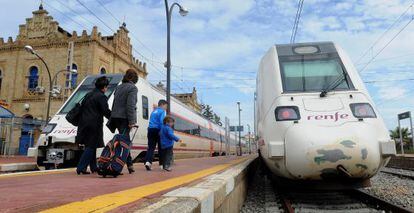 Trenes de media distancia de Renfe en la estación de Huelva