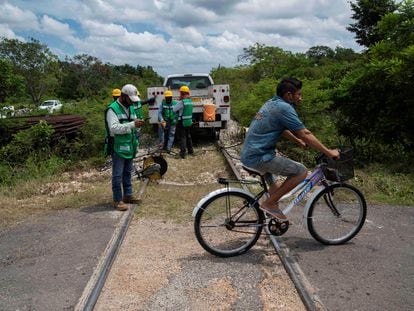 Un hombre cruza en bicicleta un tramo de los trabajos del Tren Maya en la comunidad de Chocholá, Yucatán (México).