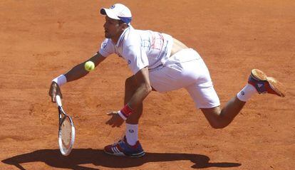 Djokovic intenta devolver una bola.