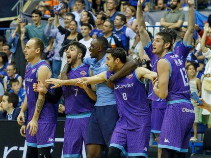 Los jugadores del Zunder Palencia esperan para celebrar el ascenso a la primera división del baloncesto español, el pasado 18 de junio.Santi Otero (EFE)