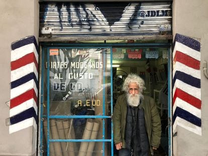 El peluquero Manuel Ibarra, en la entrada de su negocio en la colonia Roma de Ciudad de México.