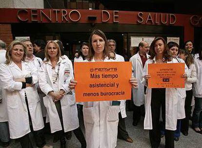 Protesta de médicos de primaria, ayer en la puerta de un ambulatorio de Madrid.