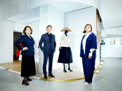 De izquierda a derecha, Soizic Pfaff, directora de Dior Héritage; Pietro Beccari, CEO y presidente de la firma, y Nathalie Crinière, la arquitecta responsable de La Galerie, el museo inaugurado en la avenida Montaigne. Los tres posan en un espacio de la exposición.