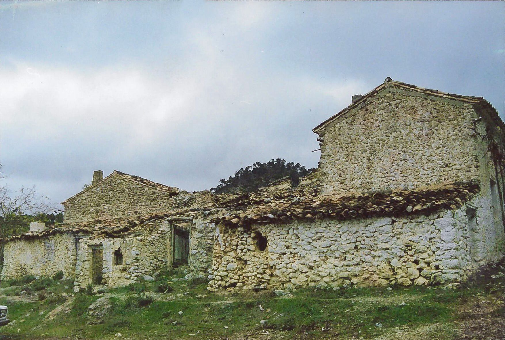 Las ruinas del cortijo de la familia de Antonio Berjaga en la aldea de Linarejos, en Orcera (Jaén).