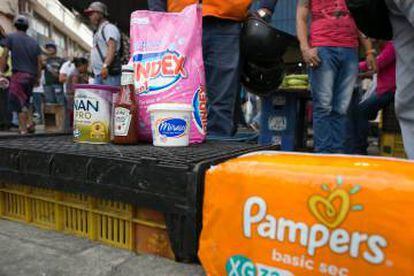 Productos a las afueras de un supermercado de Caracas.