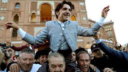 Los rejoneadores Diego Ventura (centro) y Andy Cartagena (a la izquierda, detrás) salen por la puerta grande de Las Ventas.