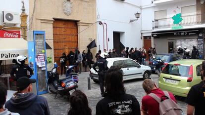Manifestantes en el día de la huelga general del 29 de marzo, día en el que Luis se integró entre los que tenían la estrategia de bloque negro: vestimenta negra, capuchas y pancarta negra.