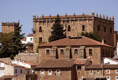 En Cáceres subsisten unas 30 torres de la época musulmana, la más célebre de las cuales es la del Bujaco. Otros monumentos no corrieron la misma suerte: lo que antes era la Alcazaba árabe fue sustituida por la Casa de los Caballos y el Palacio de las Veletas, en la imagen. Queda, eso sí, un aljibe de los siglos XI-XII.