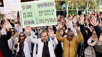 Médicos de Familia y pediatras se concentran frente a la Asamblea de Madrid.