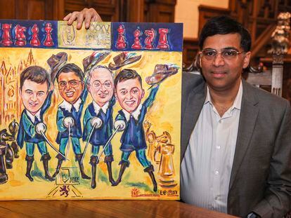 Viswanathan Anand posa este jueves junto a un cuadro de Luis Zotes con los cuatro participantes en el XXXV Magistral Ciudad de León