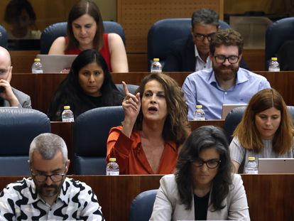 La diputada de Más Madrid Carla Antonelli interviene en el debate de investidura de la candidata del PP a presidir la Comunidad de Madrid, Isabel Díaz Ayuso, este miércoles en la Asamblea.