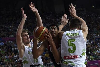 Davis entre Zoran Dragic y Slokar.